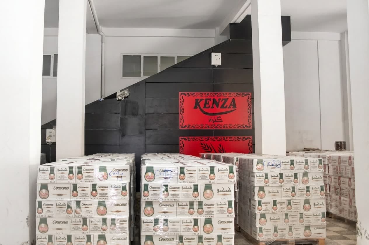 « Là où tout commence. Le cœur battant de Kenza, fier de rayonner de l'Algérie vers le monde. 🇩🇿🏢 »
« من هنا تبدأ الحكاية. القلب النابض لعلامة كنزة، فخورون بالانطلاق من الجزائر إلى العالم. 🇩🇿🏢 »